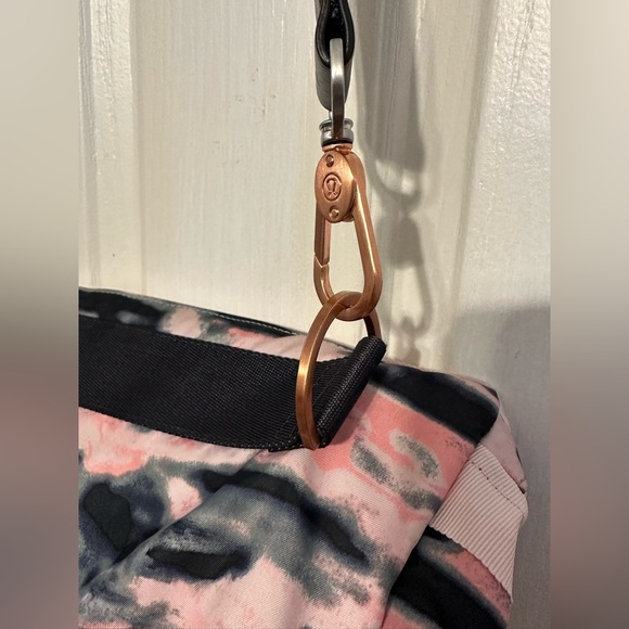 🦄 RARE HTF 🦄 Lululemon Go Lightly Bag Wamo Camo Barely Pink / Deep Coal - Picture 11 of 16